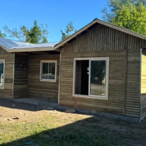 Casa prefabricada 72 metros cuadrados techo 6 aguas Chile, casa prefabricada 3 dormitorios baño suite techo 6 aguas Biobío, casas prefabricadas González 72m2 6 aguas, casa prefabricada madera techo 6 aguas sur de Chile, casa prefabricada amplia techo 6 aguas Región del Biobío
